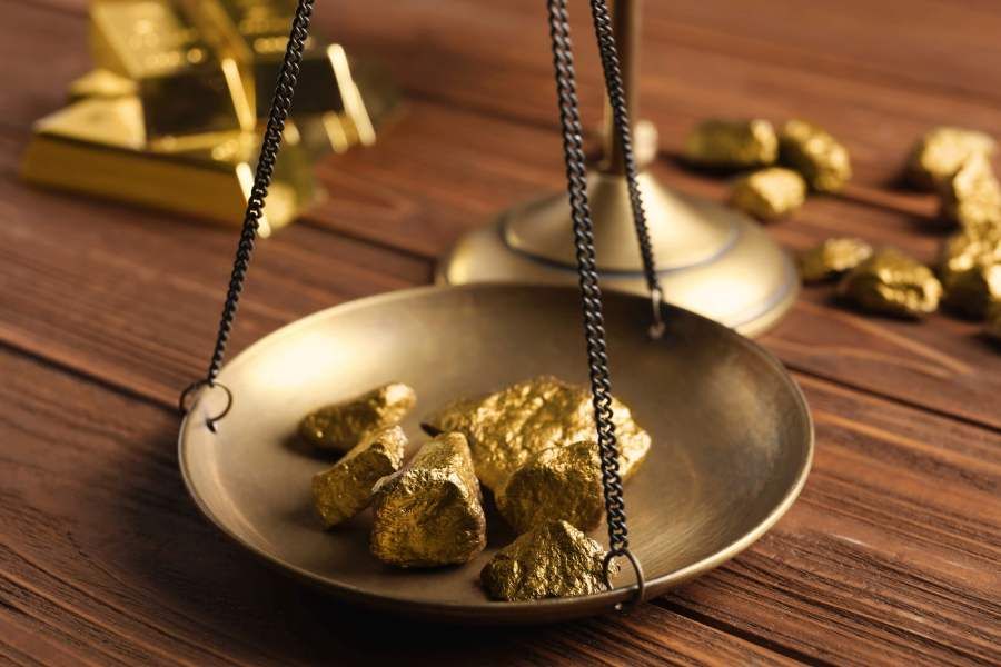 Joya de oro de 18 quilates siendo pesada en balanza homologada en Compro Oro Laguna